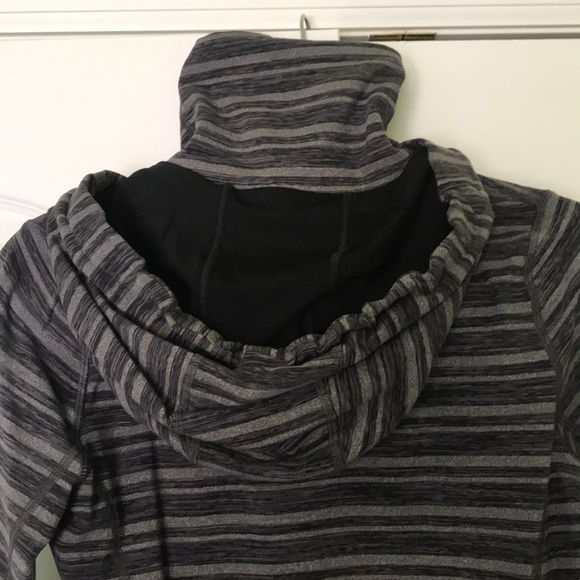 Lululemon size 8 zip up jacket - Picture 3 of 5